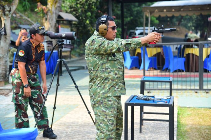 PANGKORMAR BINA KEMAMPUAN MENEMBAK BERSAMA PEJABAT UTAMA KORPS MARINIR