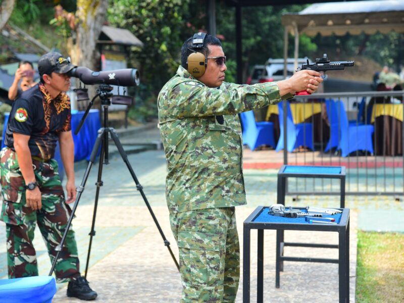 PANGKORMAR BINA KEMAMPUAN MENEMBAK BERSAMA PEJABAT UTAMA KORPS MARINIR