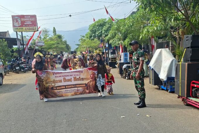 TNI-Polri Kawal Pawai PAUD-TK, Semarakkan HUT Ke-81 RI di Panggul