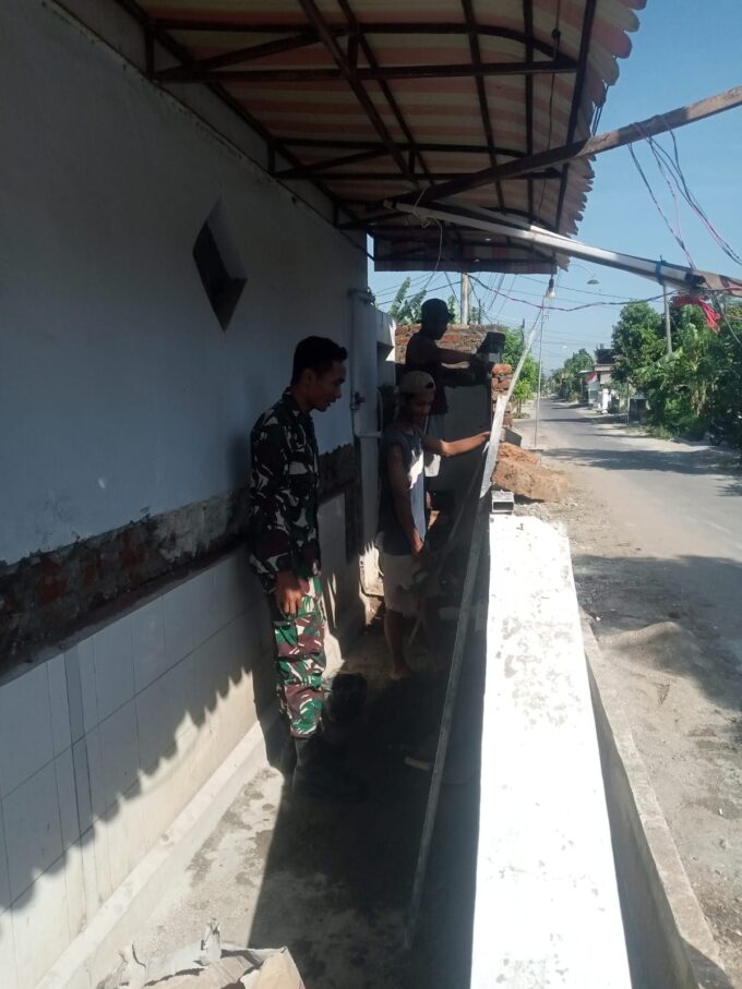 Dukung Pembangunan Desa, Babinsa Kodim Ponorogo Bantu Warga Bangun Talud Jalan