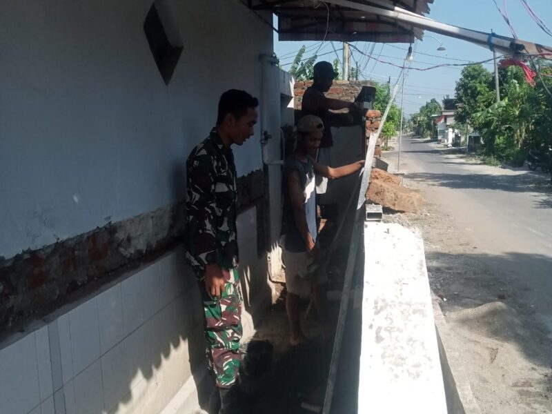 Dukung Pembangunan Desa, Babinsa Kodim Ponorogo Bantu Warga Bangun Talud Jalan