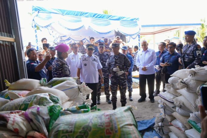 TNI AL GAGALKAN PENYELUNDUPAN BAHAN TAMBANG KE MALAYSIA, AMANKAN 75,7 TON PASIR TIMAH ILEGAL DI BELITUNG TIMUR