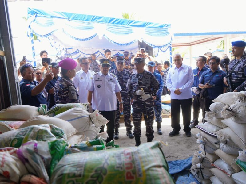 TNI AL GAGALKAN PENYELUNDUPAN BAHAN TAMBANG KE MALAYSIA, AMANKAN 75,7 TON PASIR TIMAH ILEGAL DI BELITUNG TIMUR