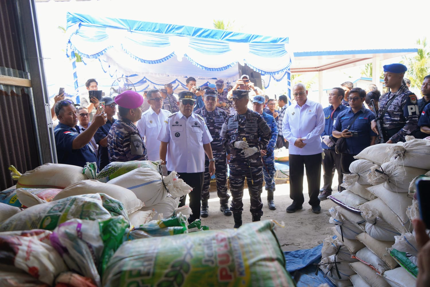 TNI AL GAGALKAN PENYELUNDUPAN BAHAN TAMBANG KE MALAYSIA, AMANKAN 75,7 TON PASIR TIMAH ILEGAL DI BELITUNG TIMUR