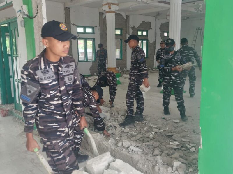 PASCA GEMPA, PRAJURIT TNI AL BERSIHKAN FASILITAS IBADAH DI KAWASAN PELABUHAN REO, NTT ​