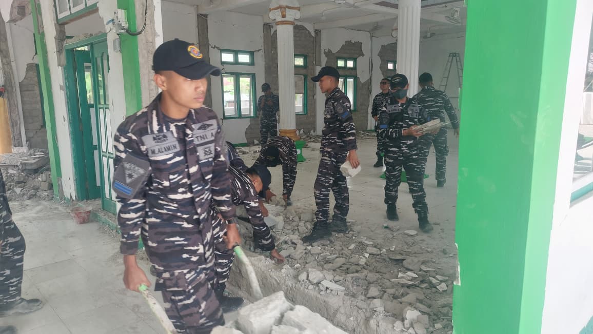 PASCA GEMPA, PRAJURIT TNI AL BERSIHKAN FASILITAS IBADAH DI KAWASAN PELABUHAN REO, NTT ​