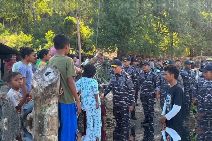 TNI AL TERUS KERAHKAN ALUTSISTA, PERCEPAT EVAKUASI DAN DISTRIBUSI LOGISTIK BENCANA DI NTT