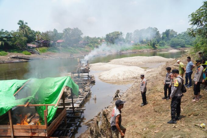 Polres Kapuas Hulu Bakar Lanting PETI di Sungai Manday, Kades Semerantau Patahkan Isu “Ada Pungutan” – Detiktoday.com