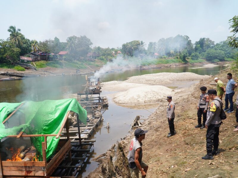Polres Kapuas Hulu Bakar Lanting PETI di Sungai Manday, Kades Semerantau Patahkan Isu “Ada Pungutan” – Detiktoday.com