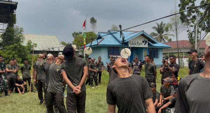 Dari Panjat Pinang, Futsal Daster Hingga Pukul Bantal Prajurit Yonif TP 927/UK Ditempa Kekompakan dan Semangat Pantang Menyerah  – Detiktoday.com