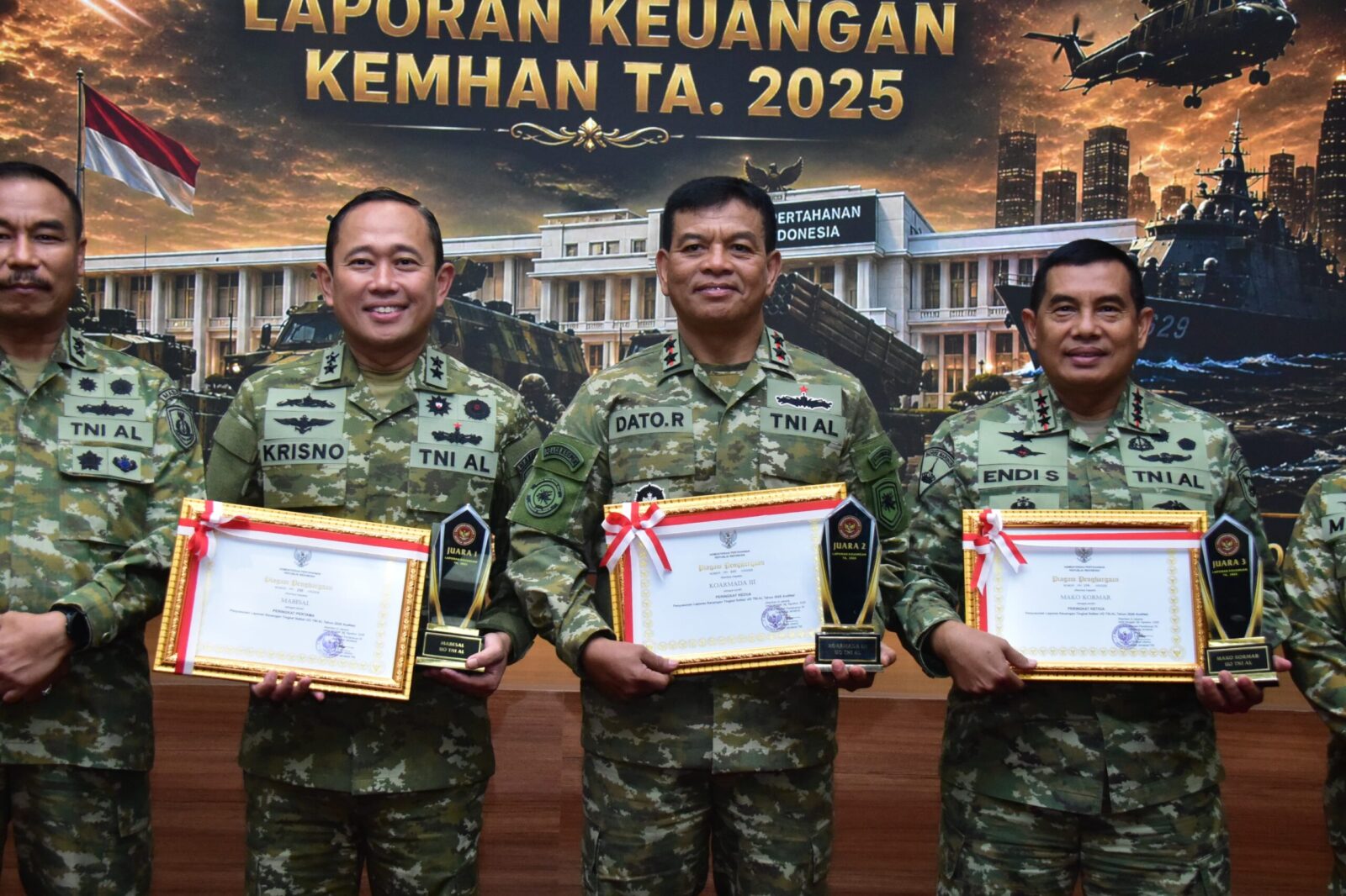 PANGKORMAR TERIMA PENGHARGAAN WTP, MAKO KORMAR RAIH JUARA III SATKER TERBAIK UO TNI AL