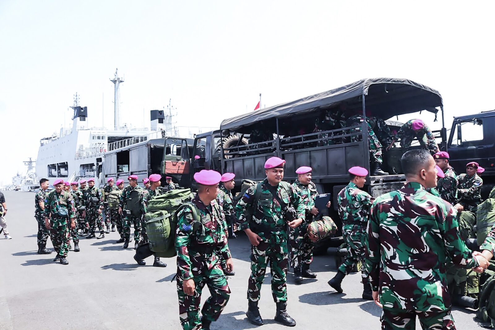 217 MARINIR BERGERAK KE FLORES, BAWA ALAT BERAT, KESEHATAN DAN 3 TON BANTUAN UNTUK KORBAN GEMPA NTT