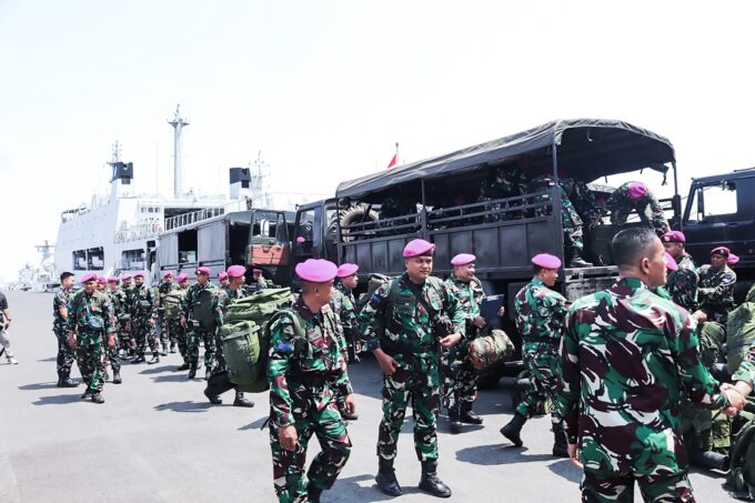 217 MARINIR BERGERAK KE FLORES, BAWA ALAT BERAT, KESEHATAN DAN 3 TON BANTUAN UNTUK KORBAN GEMPA NTT
