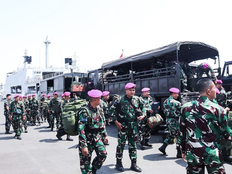 217 MARINIR BERGERAK KE FLORES, BAWA ALAT BERAT, KESEHATAN DAN 3 TON BANTUAN UNTUK KORBAN GEMPA NTT