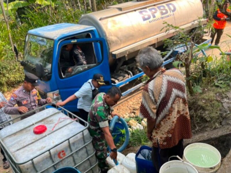 TNI-Polri dan Pemda, Salurkan 6.000 Liter Air Bersih ke Warga Dongko