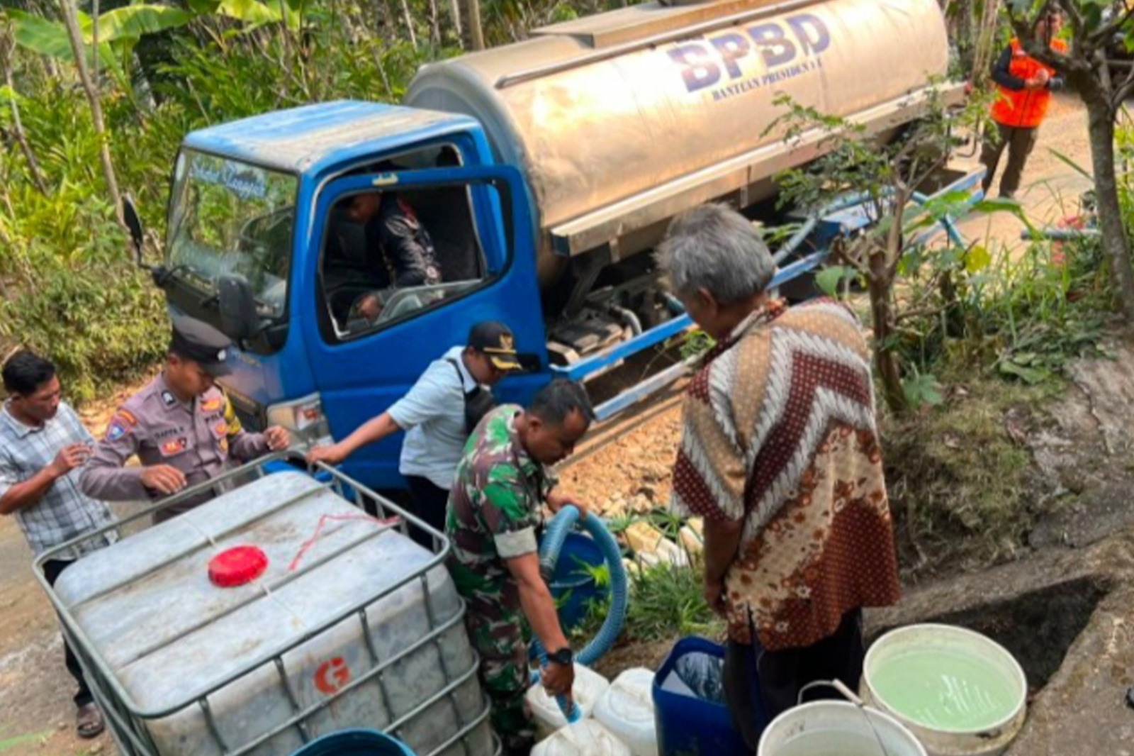 TNI-Polri dan Pemda, Salurkan 6.000 Liter Air Bersih ke Warga Dongko