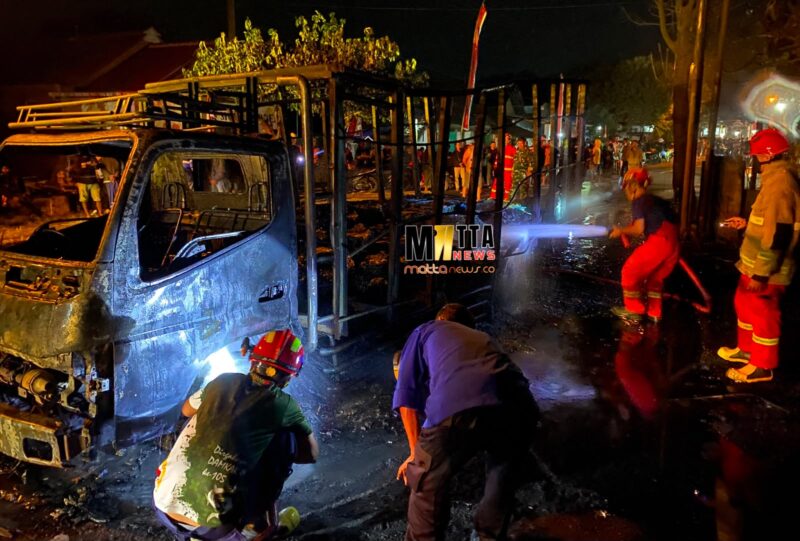 Truk Angkut Getah Pinus Terbakar di Jalan Raya Jeli Tulungagung, Kerugian Capai Rp225 Juta – Detiktoday.com