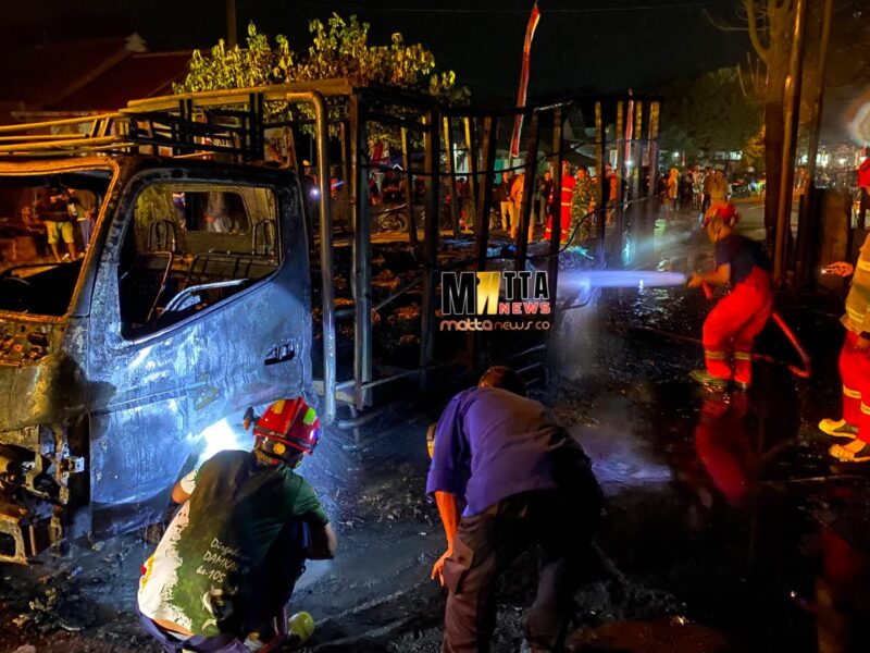 Truk Angkut Getah Pinus Terbakar di Jalan Raya Jeli Tulungagung, Kerugian Capai Rp225 Juta – Detiktoday.com