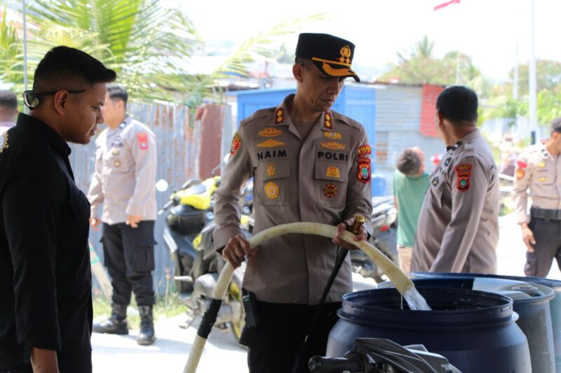Bentuk Peduli, Kapolres Fakfak Bagikan Air Bersih ke Warga RT 17 Fakfak Selatan – Detiktoday.com