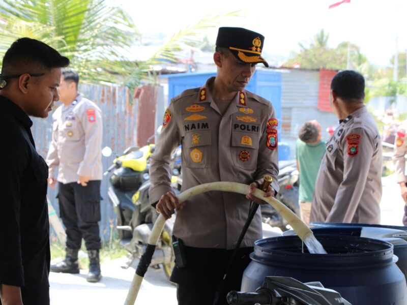 Bentuk Peduli, Kapolres Fakfak Bagikan Air Bersih ke Warga RT 17 Fakfak Selatan – Detiktoday.com