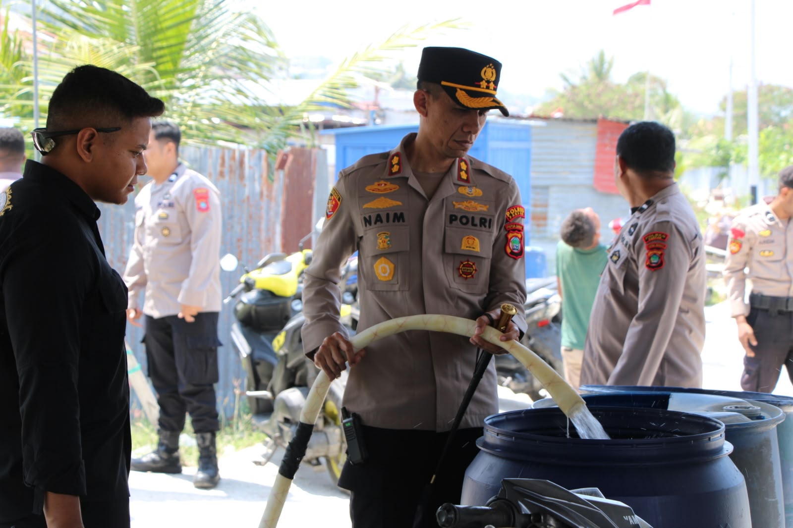 Bentuk Peduli, Kapolres Fakfak Bagikan Air Bersih ke Warga RT 17 Fakfak Selatan – Detiktoday.com