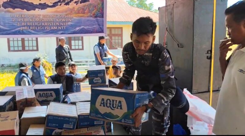 UNSUR TNI AL KRI HIU-634 SALURKAN BANTUAN KEMANUSIAAN BAGI MASYARAKAT TERDAMPAK GEMPA DI PULAU RIUNG NTT