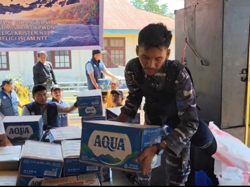 UNSUR TNI AL KRI HIU-634 SALURKAN BANTUAN KEMANUSIAAN BAGI MASYARAKAT TERDAMPAK GEMPA DI PULAU RIUNG NTT