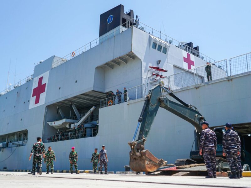 UNSUR TNI AL KRI DR. SOEHARSO-990 DROP 30,19 TON BANTUAN UNTUK MASYARAKAT TERDAMPAK BENCANA NTT