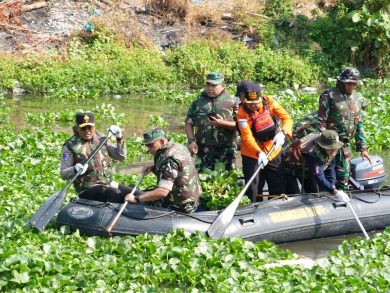 Pangdam IV/Diponegoro Pimpin Karya Bakti di Kali Banger, Turun Langsung Bersama Warga Bersihkan Lingkungan