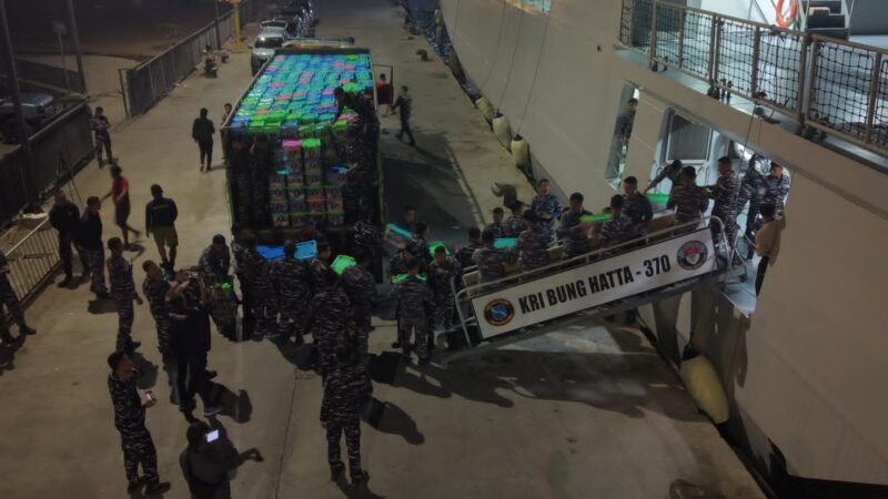 ANGKUT 13,4 TON BAHAN KONTAK BANTUAN KEMANUSIAAN, UNSUR TNI AL KRI BUNG HATTA-370 TIBA DI REO MANGGARAI