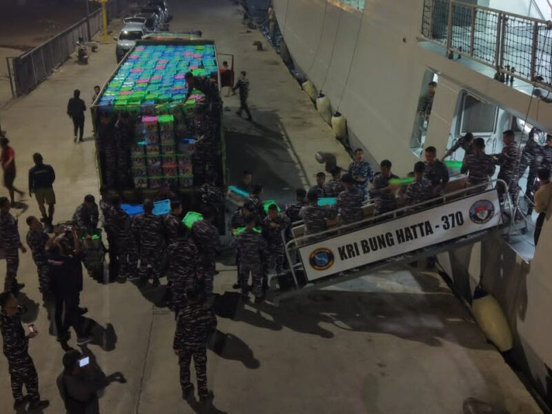 ANGKUT 13,4 TON BAHAN KONTAK BANTUAN KEMANUSIAAN, UNSUR TNI AL KRI BUNG HATTA-370 TIBA DI REO MANGGARAI