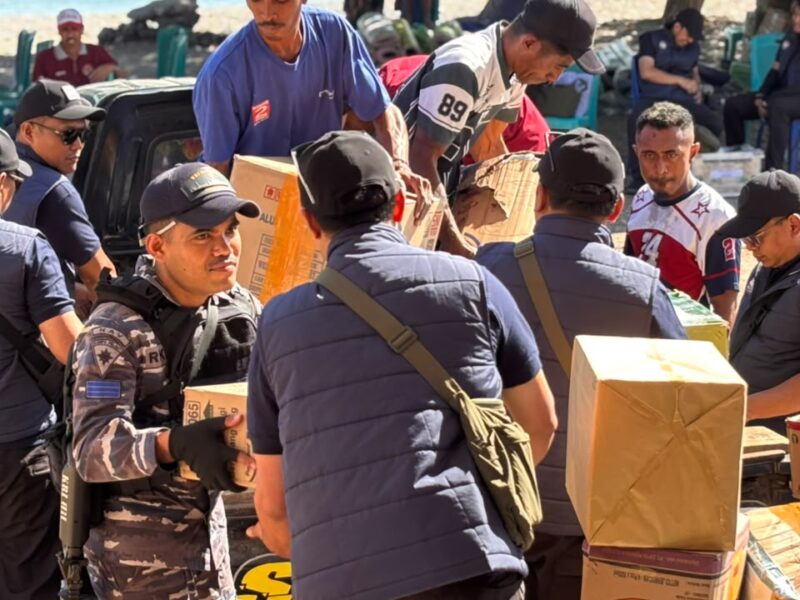 TNI AL DAN BANK INDONESIA, SALURKAN BANTUAN KEMANUSIAAN DI PULAU PALUE NTT