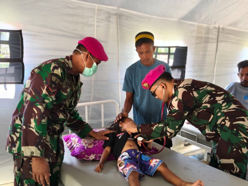 KORPS MARINIR LANGSUNG BANGUN RUMAH SAKIT LAPANGAN DAN DATANGI WARGA SAKIT PASCA GEMPA NTT