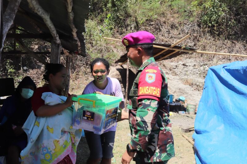 PRAJURIT MARINIR TEMBUS WILAYAH TERISOLIR, SALURKAN BANTUAN UNTUK WARGA TERDAMPAK GEMPA NTT