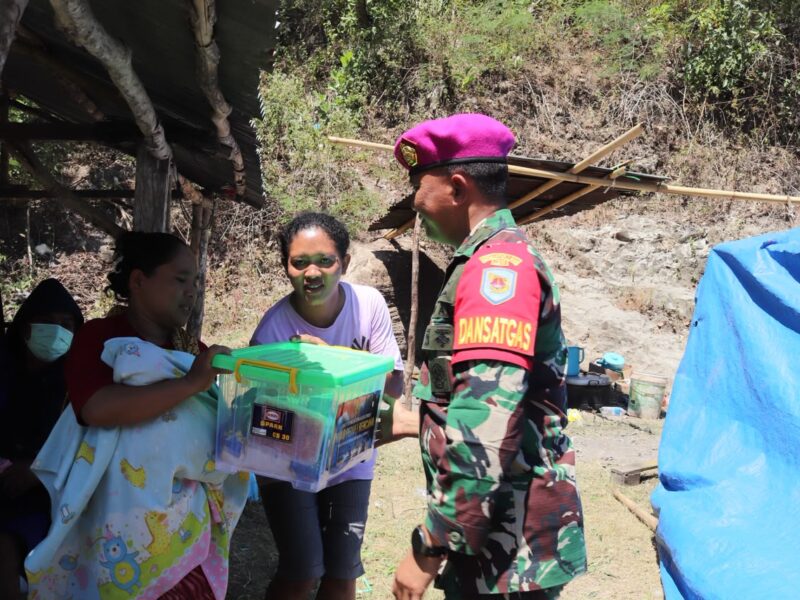 PRAJURIT MARINIR TEMBUS WILAYAH TERISOLIR, SALURKAN BANTUAN UNTUK WARGA TERDAMPAK GEMPA NTT