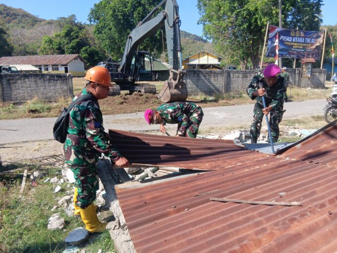 PRAJURIT MARINIR BERSIHKAN RUMAH WARGA HINGGA FASILITAS UMUM TERDAMPAK GEMPA DI NTT