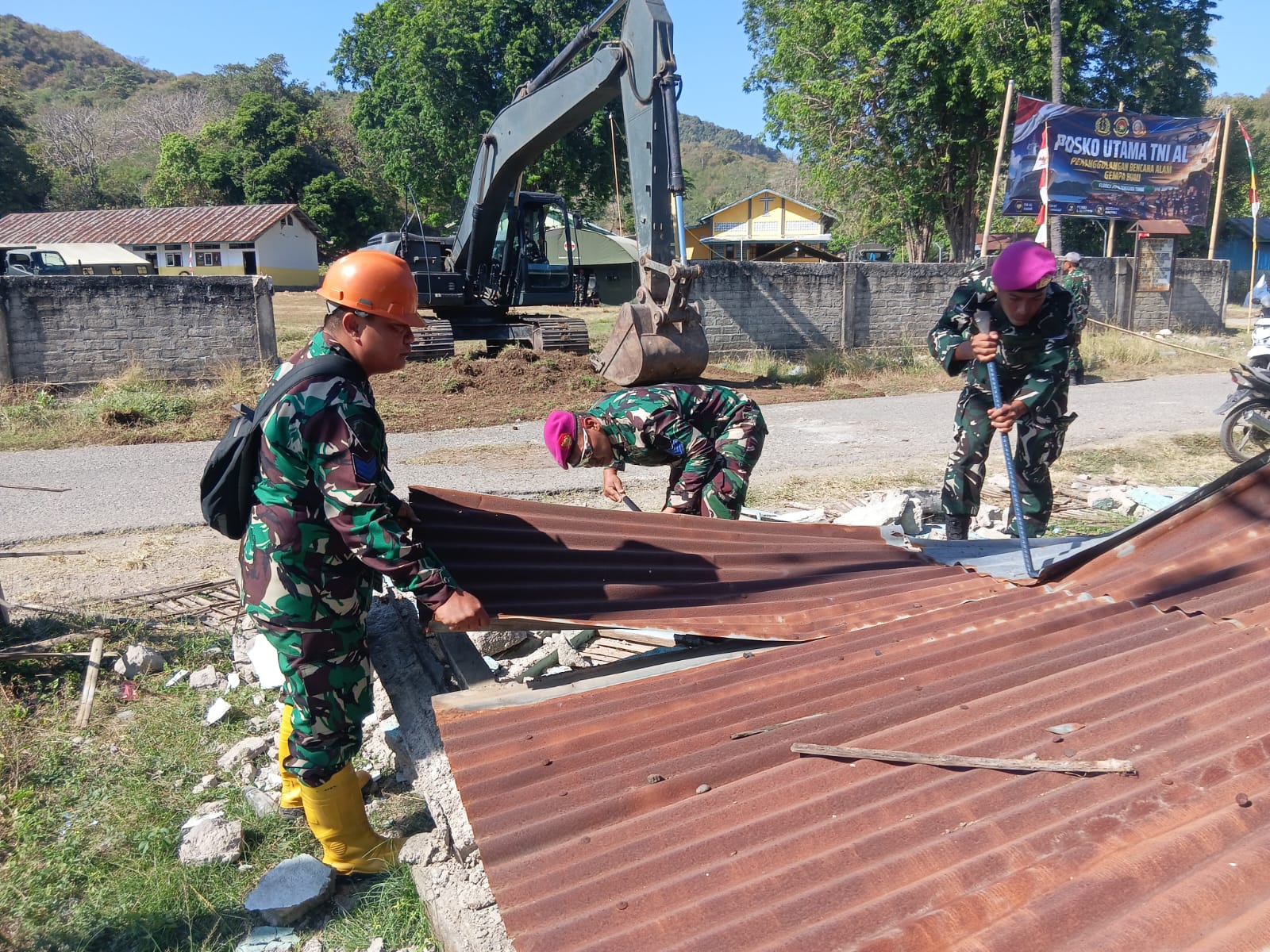 PRAJURIT MARINIR BERSIHKAN RUMAH WARGA HINGGA FASILITAS UMUM TERDAMPAK GEMPA DI NTT