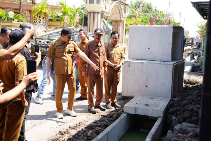 Bupati Sidoarjo Subandi Minta Betonisasi Tambakcemandi Dipercepat – Detiktoday.com