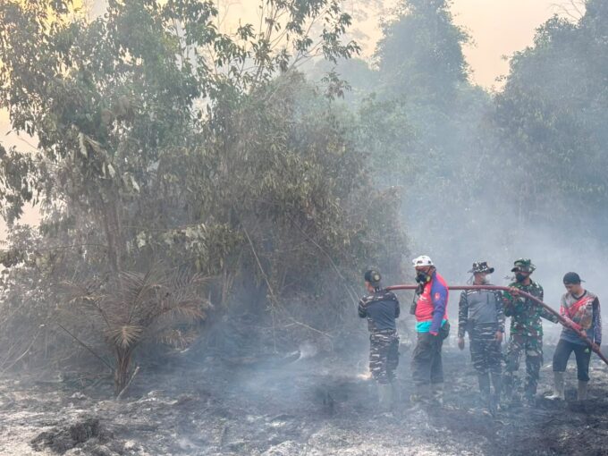 TNI AL BERSAMA TIM SATGAS GABUNGAN, PADAMKAN KEBAKARAN HUTAN DAN LAHAN DI KOTAWARINGIN BARAT
