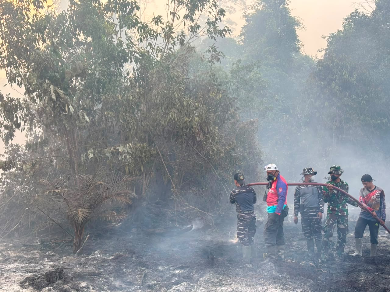 TNI AL BERSAMA TIM SATGAS GABUNGAN, PADAMKAN KEBAKARAN HUTAN DAN LAHAN DI KOTAWARINGIN BARAT
