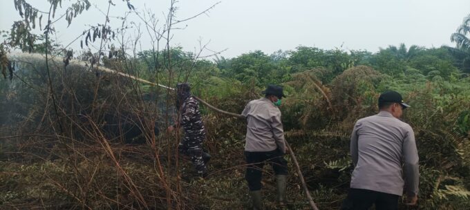 TNI AL BERSAMA POLRI, LAKSANAKAN PENGECEKAN DAN PEMADAMAN KARHUTLA DI KUBU RAYA