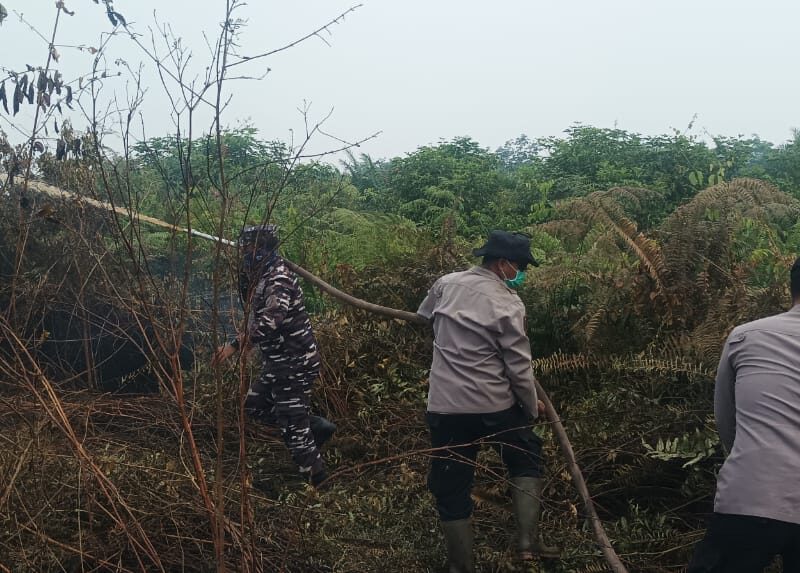 TNI AL BERSAMA POLRI, LAKSANAKAN PENGECEKAN DAN PEMADAMAN KARHUTLA DI KUBU RAYA