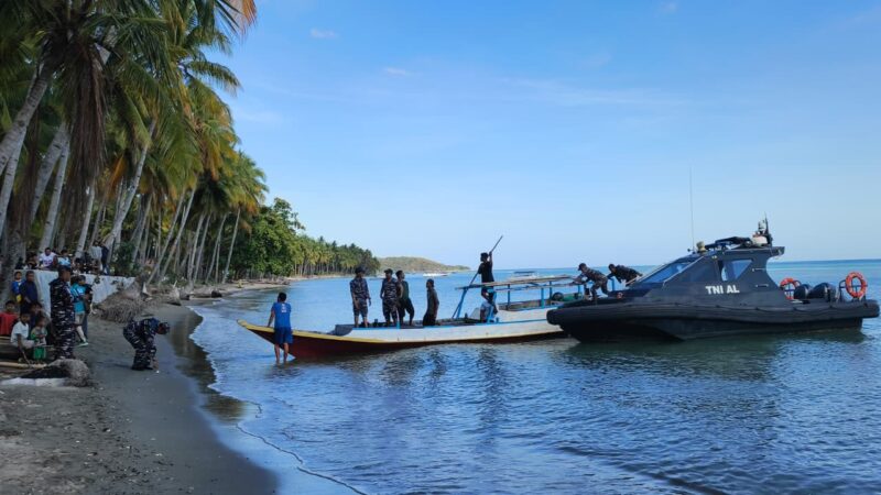 KOLABORASI KEMANUSIAAN, TNI AL GANDENG BUMN TEMBUS JALUR LAUT PASOK 7,2 TON BANTUAN KE DAERAH TERISOLASI DI MANGGARAI BARAT