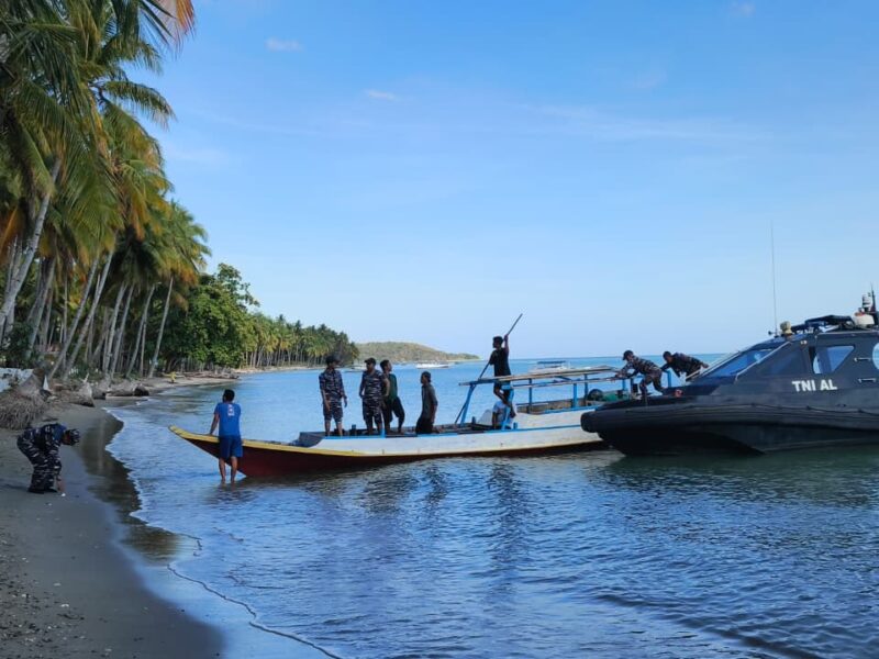 KOLABORASI KEMANUSIAAN, TNI AL GANDENG BUMN TEMBUS JALUR LAUT PASOK 7,2 TON BANTUAN KE DAERAH TERISOLASI DI MANGGARAI BARAT