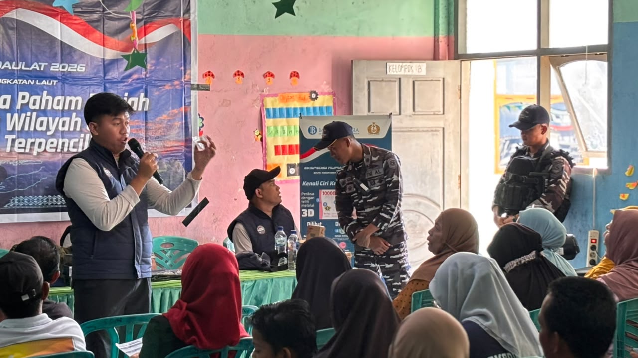 UNSUR TNI AL KRI HIU-634 SALURKAN BANTUAN KEMANUSIAAN DI PULAU PEMANA