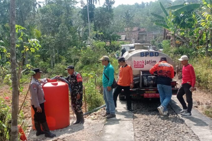 Peduli Warga Bogoran, TNI-Polri dan BPBD Salurkan 4.000 Liter Air Bersih