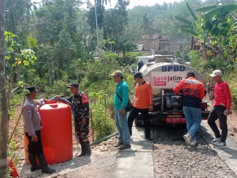 Peduli Warga Bogoran, TNI-Polri dan BPBD Salurkan 4.000 Liter Air Bersih