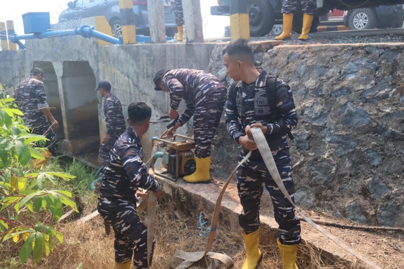 TNI AL DAN TIM GABUNGAN BERUPAYA PADAMKAN KARHUTLA DI BANJARBARU 