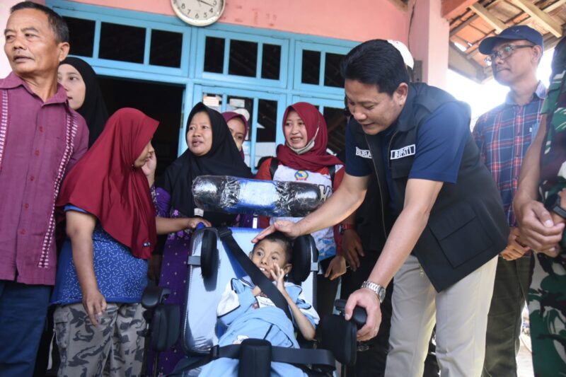 Bupati Subandi Antar Kursi Roda, Harapan Anak Difabel untuk Kembali Beraktivitas Terwujud – Detiktoday.com