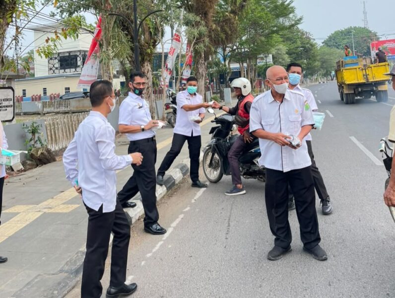 Cegah Dampak Kabut Asap, BKPSDM Muba Bagikan Masker ke Masyarakat – Detiktoday.com